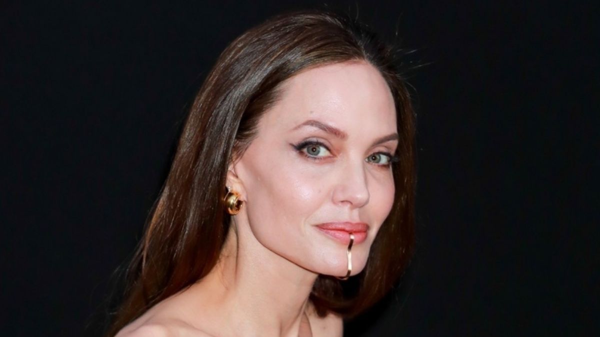 Primer plano de la actriz, donde se aprecia la joya en la barbilla de Angelina Jolie