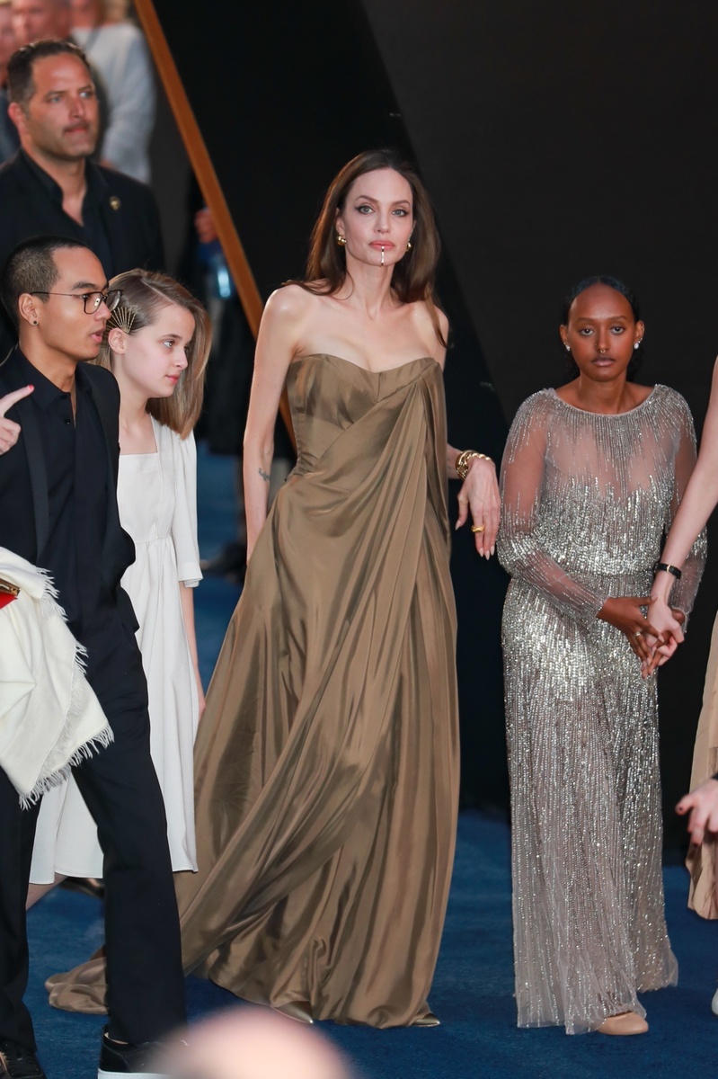 Angelina Jolie llegando a la premiere con sus hijos