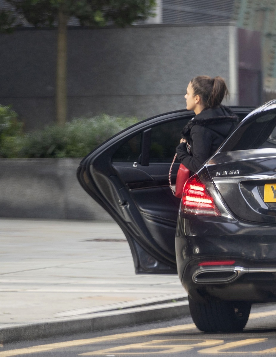 María Guardiola entra en un coche