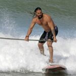 Jason Momoa luce sus Aquamúsculos haciendo surf