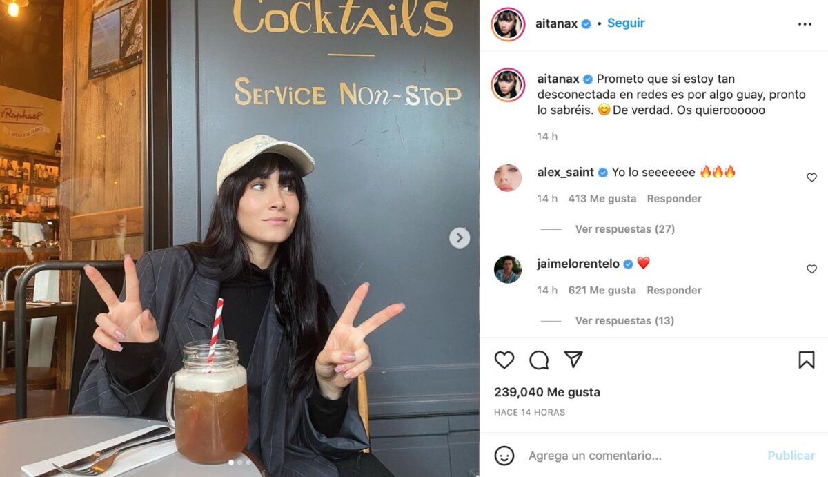 Post de instagram de Aitana sentada en una terraza con un refresco y haciendo la señal de la victoria