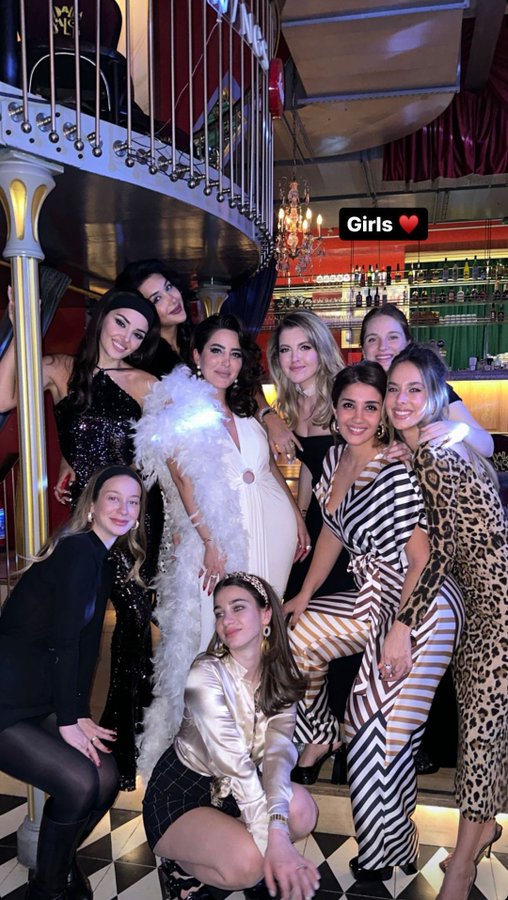 Story en la que vemos el plan de chicas de Hande Erçel, rodeada por todas sus amigas en una discoteca